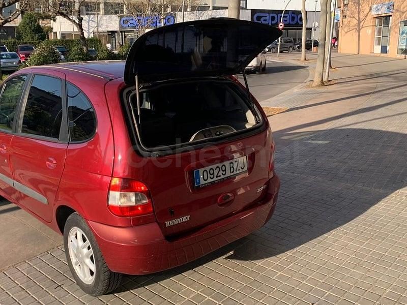 Usado Renault Mégane II Expression 105 CV (77 kW) 2002 Granate Berlina