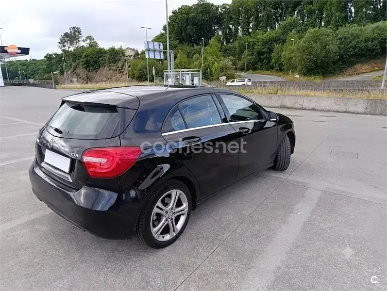 Usado Mercedes A180 Urban 109 CV (80 kW) 2014 Negro Berlina