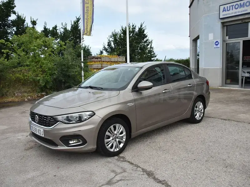 Usado Fiat Tipo Easy 95 CV (69 kW) 2017 Beige Berlina