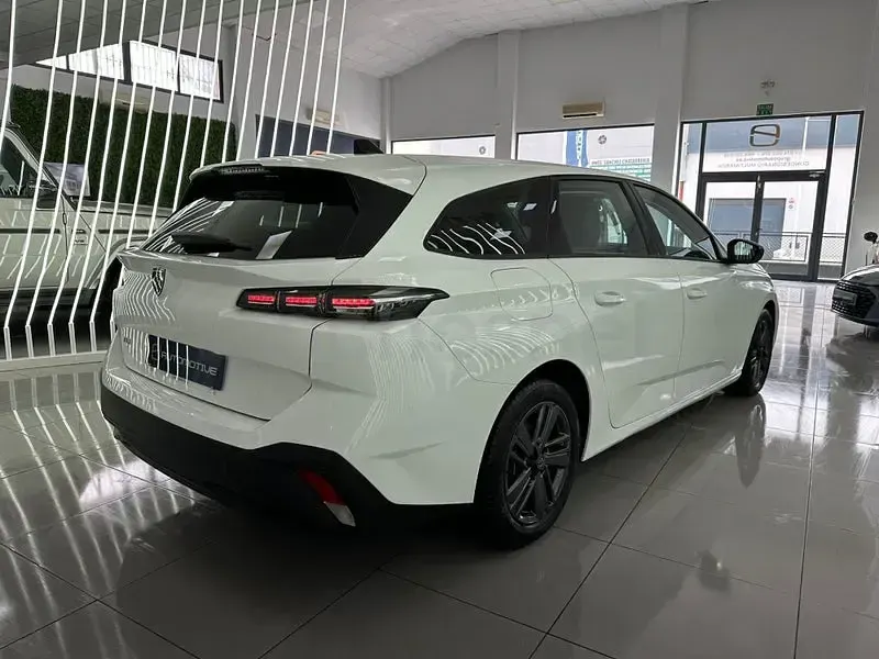 Begagnad Peugeot 308 SW Active 130 HK (95 kW) 2023 Vit Kombi