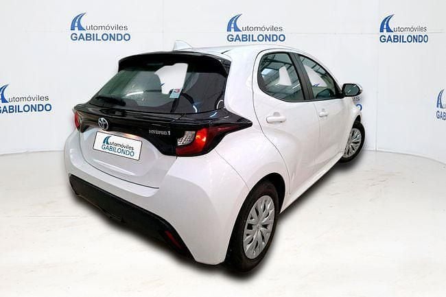 Usado Toyota Yaris Hybrid Active 116 CV (85 kW) 2021 Blanco Berlina