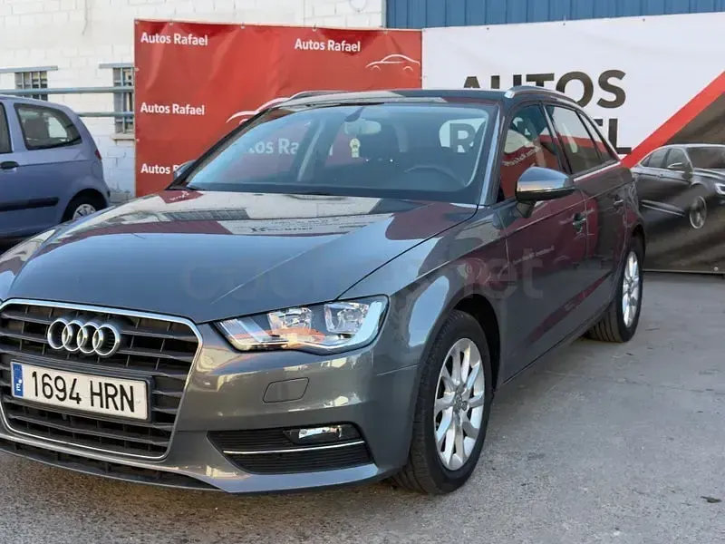 Usado Audi A3 Attraction 105 CV (77 kW) 2013 Gris / plata Berlina