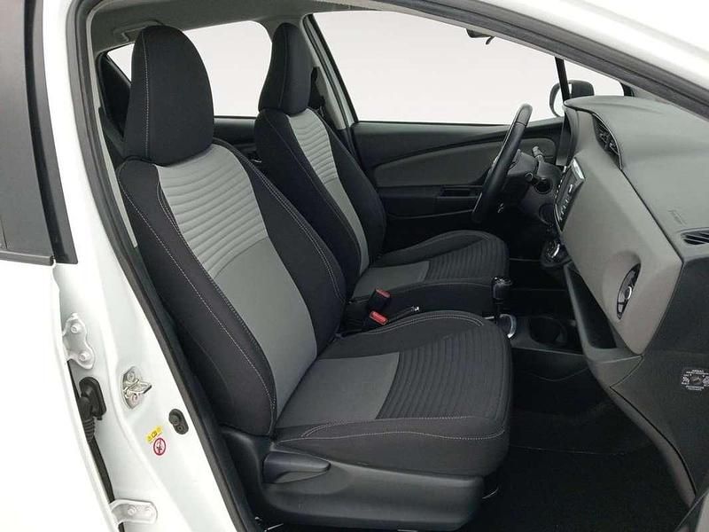 Usado Toyota Yaris Hybrid Active 99 CV (72 kW) 2019 Blanco Utilitario