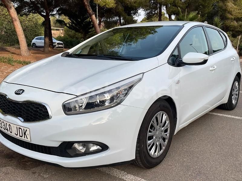 Blanco Usado 2015 Kia Ceed GT Berlina | 7900 € (Precio justo) - Imagen 1/4