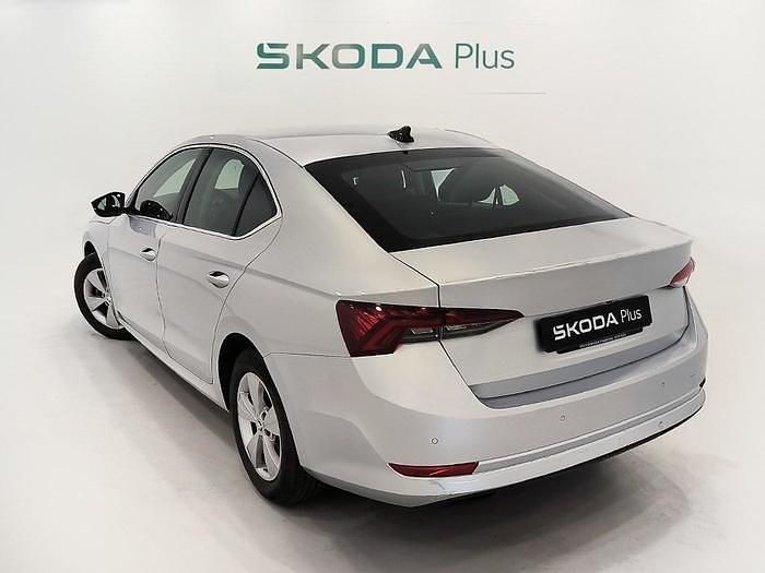 Gris plata Usado 2022 Skoda Octavia Ambition Berlina | 23.750 € (Precio justo) - Imagen 1/4
