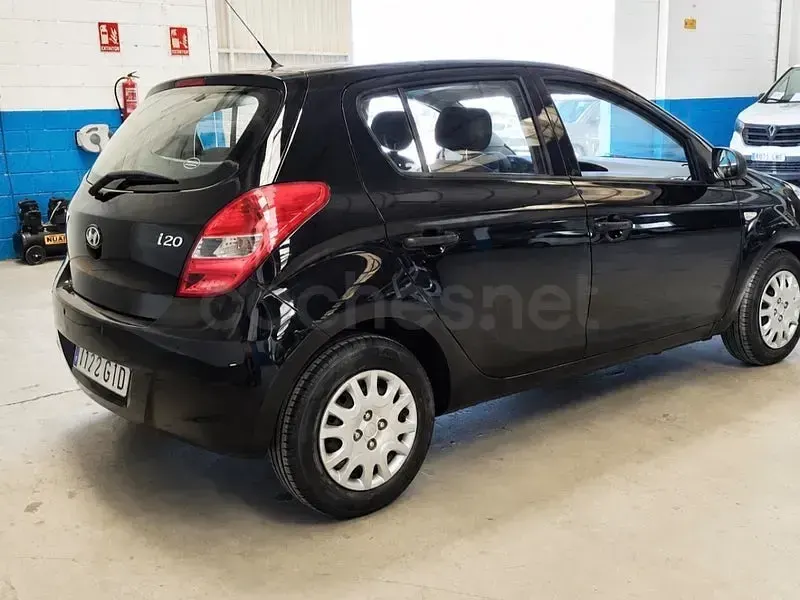 Usado Hyundai i20 Comfort 78 CV (57 kW) 2010 Negro Utilitario
