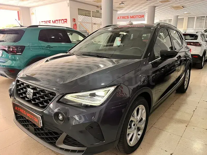 Usado Seat Arona FR 115 CV (84 kW) 2025 Gris / plata SUV