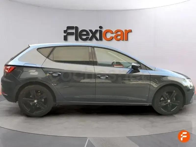 Usado Seat Leon FR 130 CV (95 kW) 2019 Gris / plata Berlina