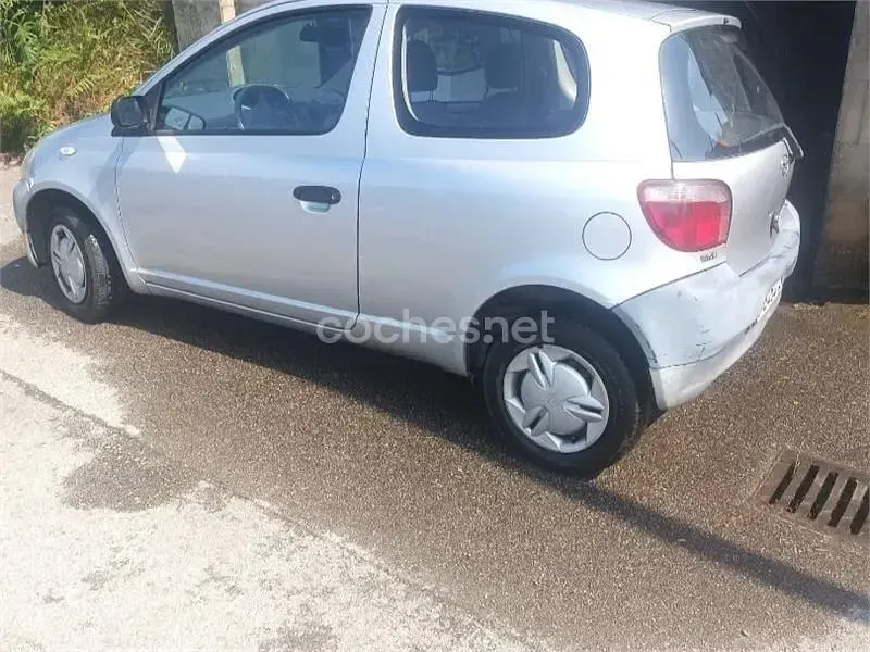 Usado Toyota Yaris Sol 68 CV (50 kW) 1999 Gris / plata Berlina