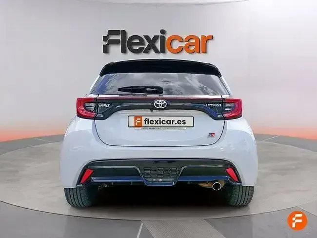 Usado Toyota Yaris Hybrid Sport 116 CV (85 kW) 2023 Blanco
