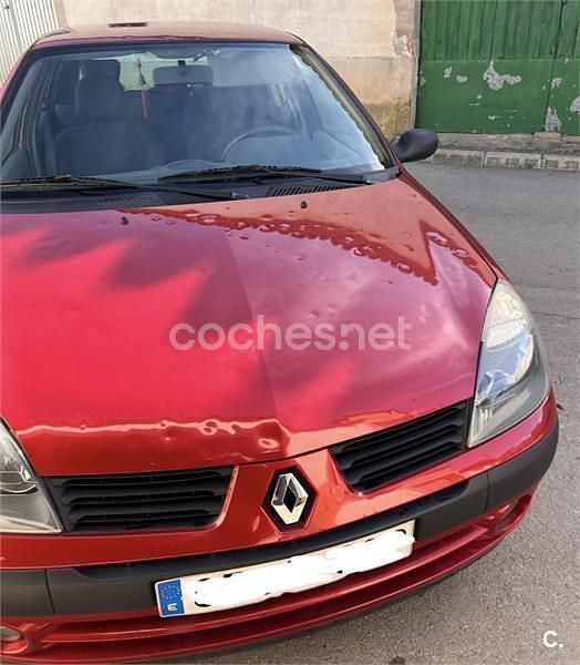 Usado Renault Clio II Dynamique 80 CV (58 kW) 2004 Granate Berlina
