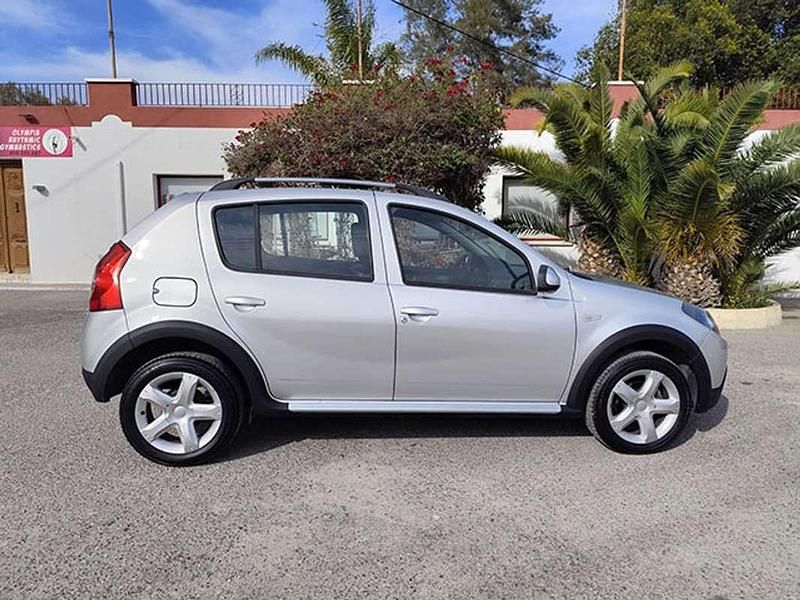Usado Dacia Sandero Stepway 88 CV (64 kW) 2011 Plateado Utilitario
