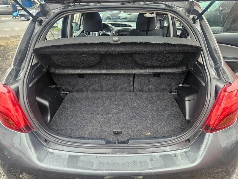 Usado Toyota Yaris Active 69 CV (50 kW) 2019 Gris / plata Berlina