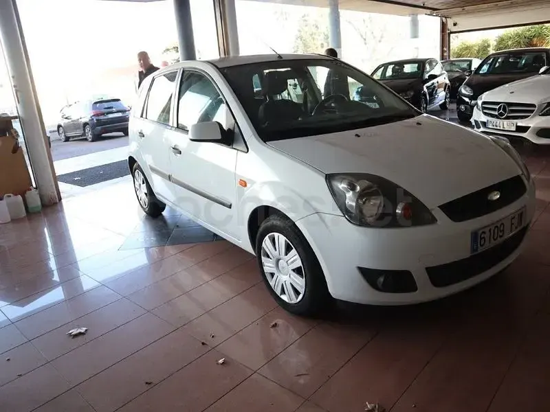 Usado Ford Fiesta Futura 90 CV (66 kW) 2007 Blanco Utilitario