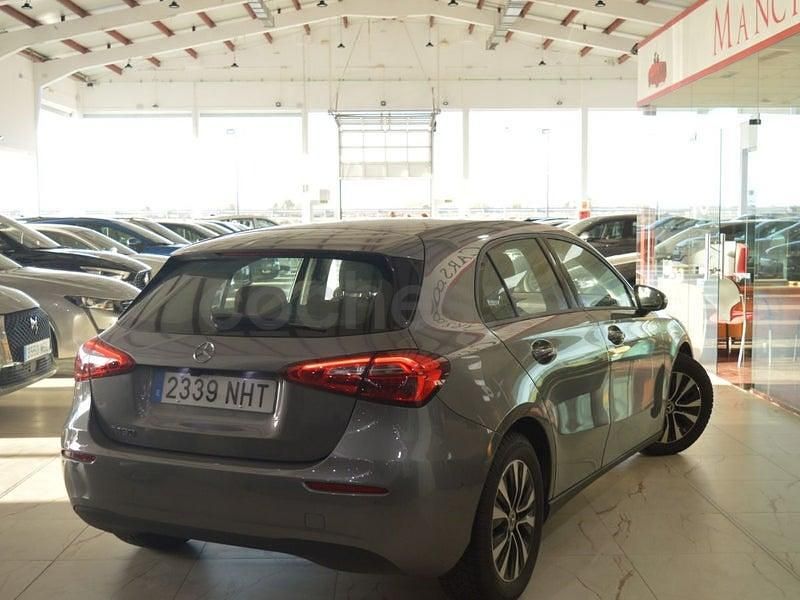 Usado Mercedes A180 116 CV (85 kW) 2022 Gris / plata Berlina