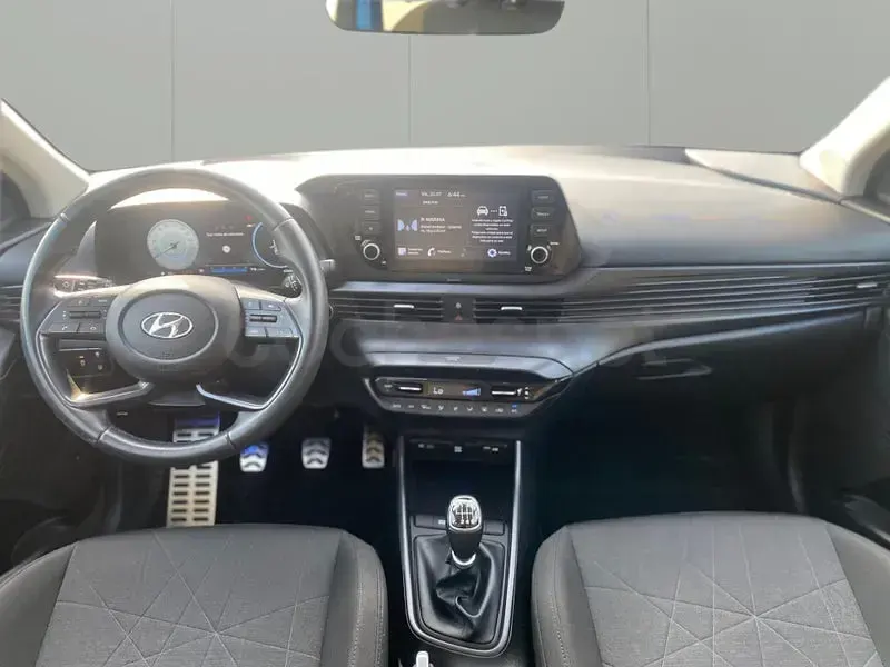 Usado Hyundai Bayon 100 CV (73 kW) 2021 Gris / plata SUV