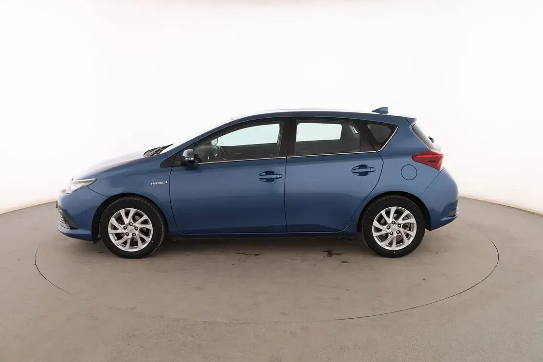 Usado Toyota Auris Hybrid Active 136 CV (100 kW) 2018 Azul Berlina