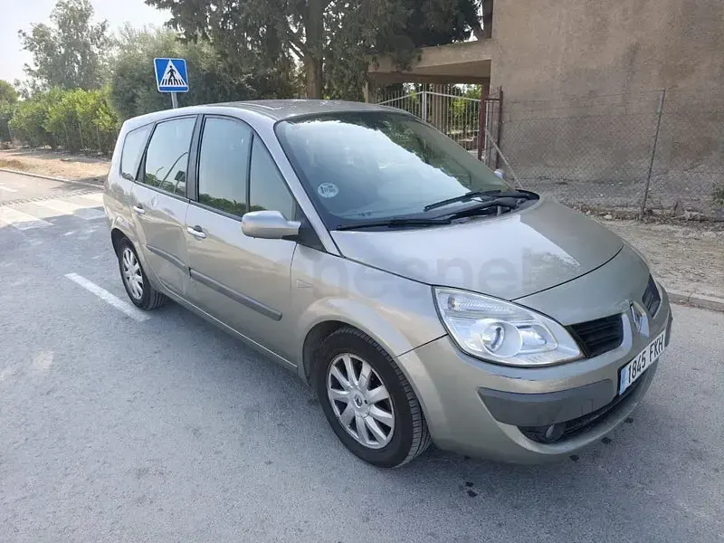 Usado Renault Grand Scénic II Dynamique 130 CV (95 kW) 2007 Gris / plata Monovolumen