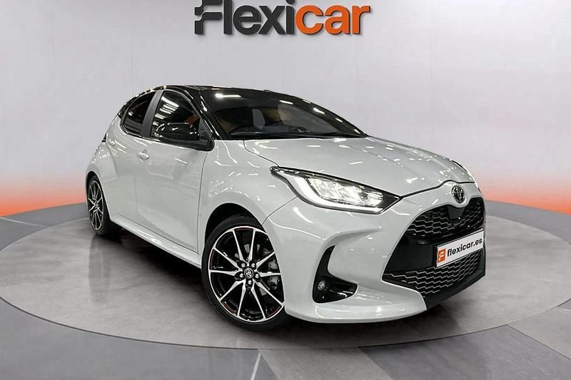 Blanco Usado 2022 Toyota Yaris Hybrid Plus Berlina | 18.890 € (Precio justo) - Imagen 1/4