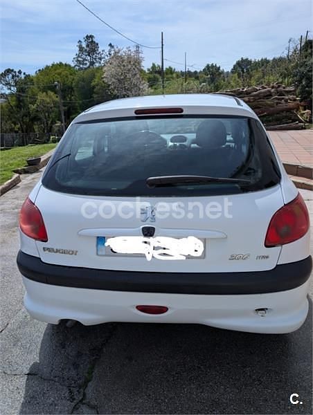 Usado Peugeot 206 70 CV (51 kW) 2005 Blanco Berlina
