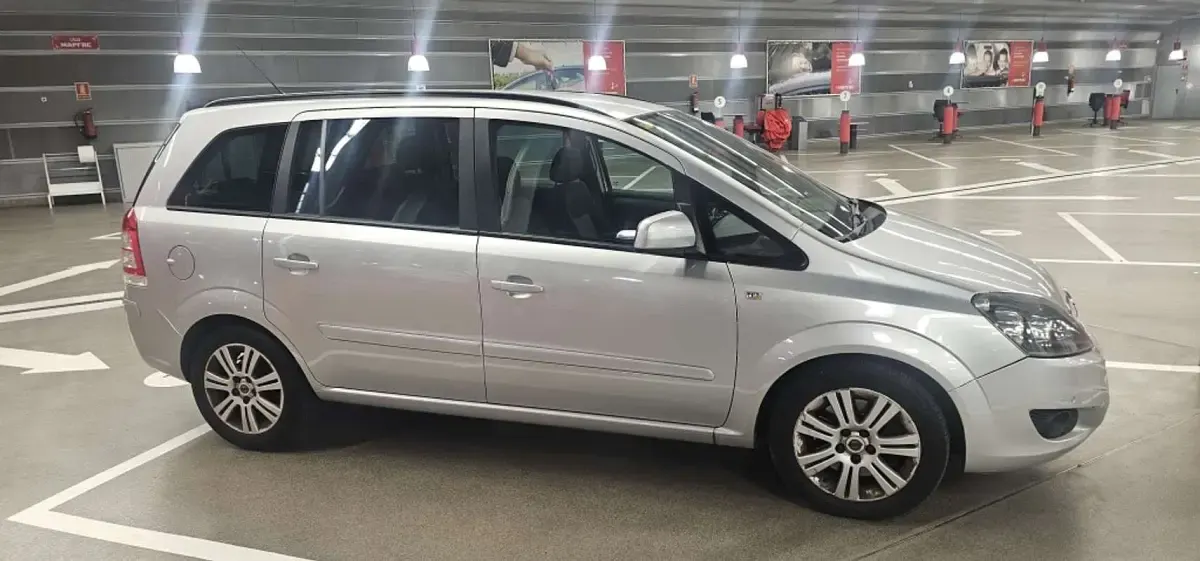 Usado Opel Zafira Family 125 HP (91 kW) 2012 Cinzento Monovolume