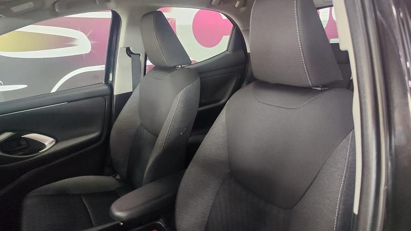 Usado Toyota Yaris Hybrid Active 116 CV (85 kW) 2021 Negro Utilitario