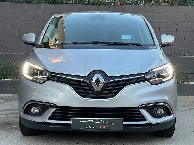 Usado Renault Grand Scénic IV Zen 120 CV (88 kW) 2019 Gris / plata Monovolumen