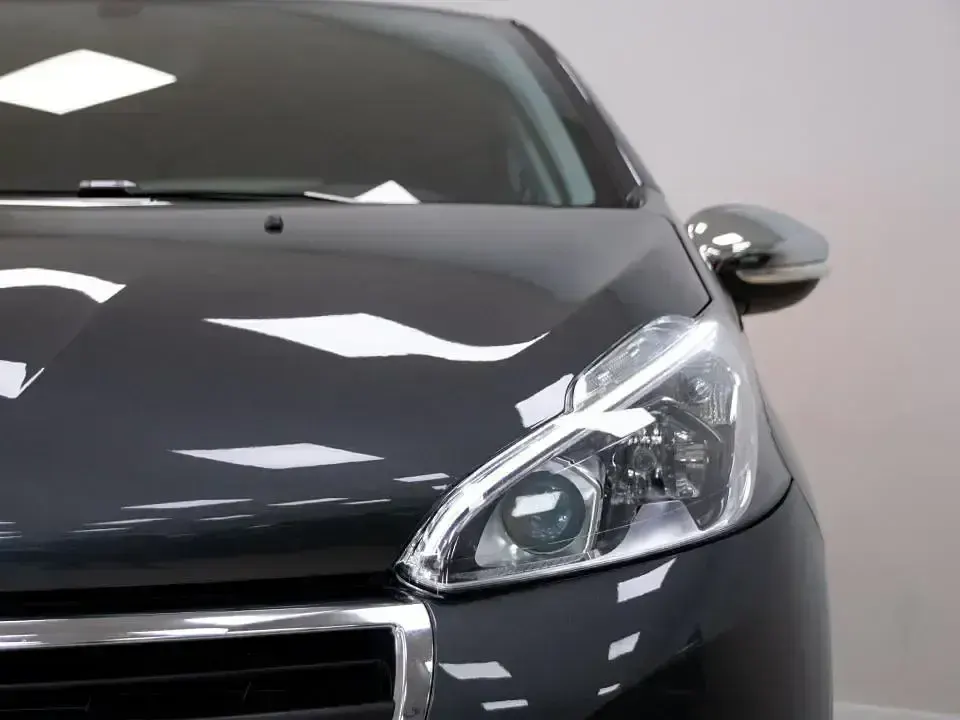 Usado Peugeot 208 Style 82 CV (60 kW) 2016 Gris Utilitario