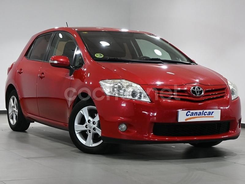 Usado Toyota Auris Active 90 CV (66 kW) 2011 Granate Berlina