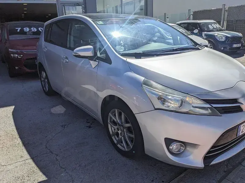 Usado Toyota Verso Advance 112 CV (82 kW) 2015 Gris / plata Monovolumen