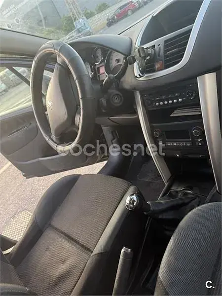 Usado Peugeot 207 Active 95 CV (69 kW) 2012 Negro Familiar