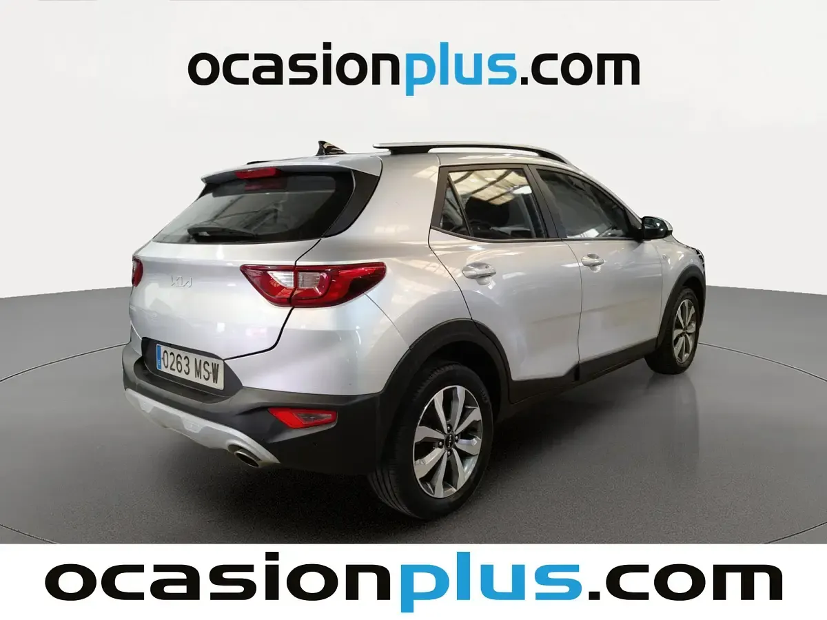 Usado Kia Stonic 100 CV (73 kW) 2024 Gris plata SUV