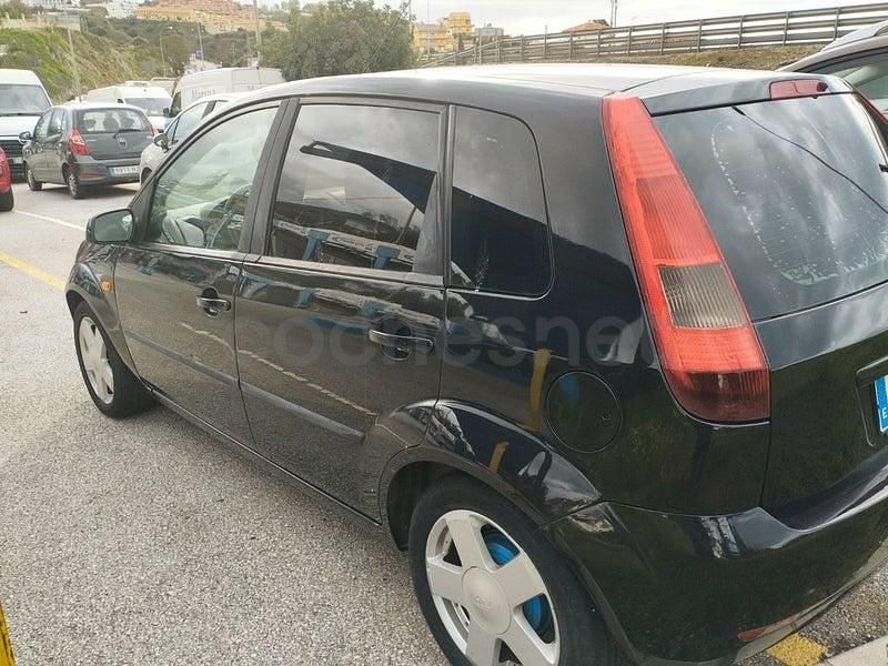 Usado Ford Fiesta Trend 80 CV (58 kW) 2004 Negro Utilitario