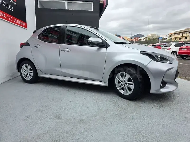 Usado Toyota Yaris 125 CV (91 kW) 2022 Gris / plata Utilitario