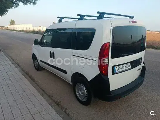 Usado Fiat Doblò Active 90 CV (66 kW) 2011 Blanco Monovolumen