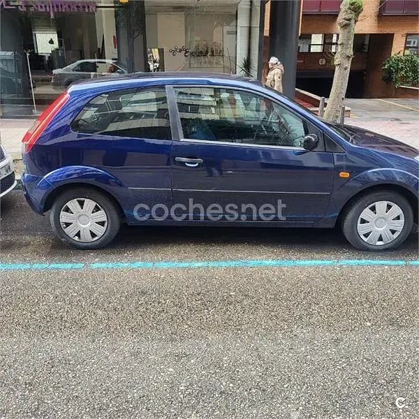 Usado Ford Fiesta 80 CV (58 kW) 2005 Azul Utilitario