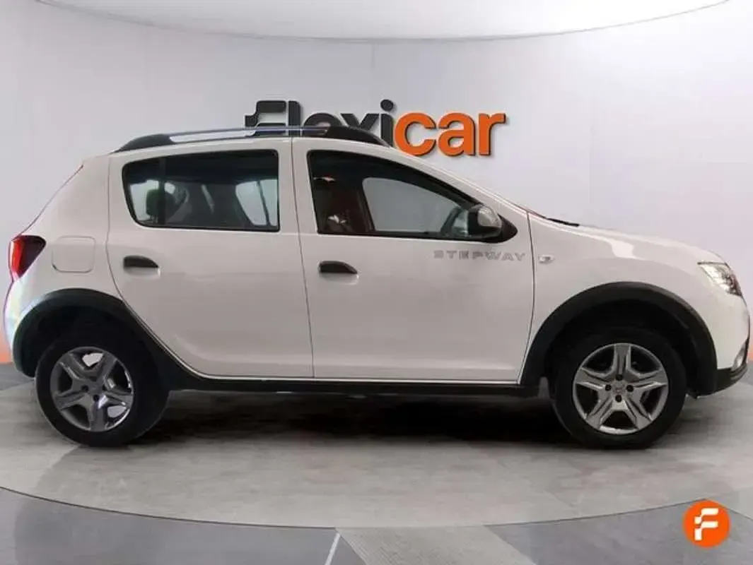Usado Dacia Sandero Comfort 90 CV (66 kW) 2019 Blanco Utilitario