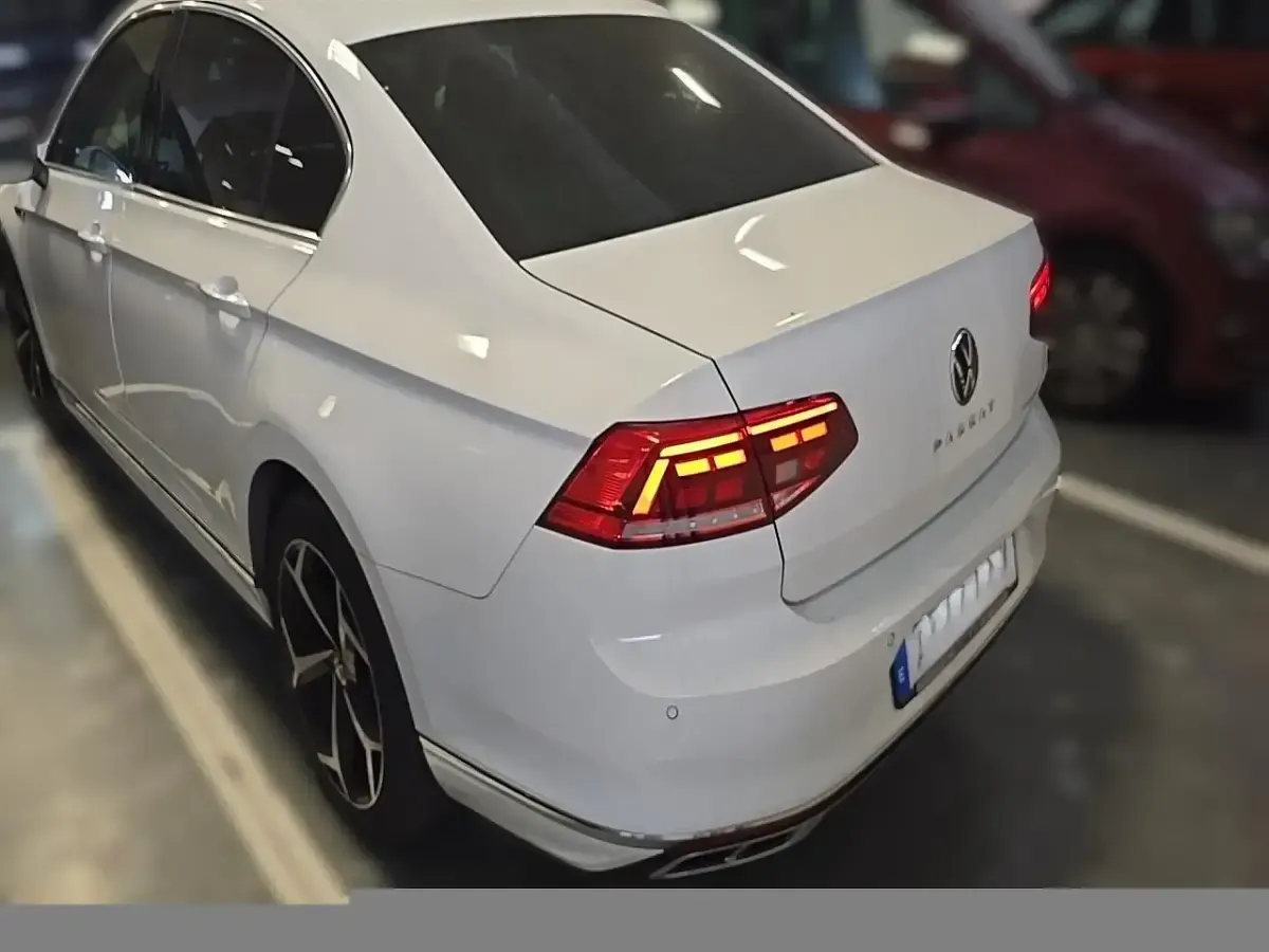 Usado VW Passat R-line 150 CV (110 kW) 2020 Blanco Berlina