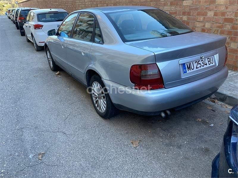 Usado Audi A4 110 HP (80 kW) 1998 Cinzento Sedan
