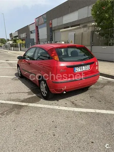 Usado Ford Focus Trend 100 CV (73 kW) 2004 Rojo Berlina