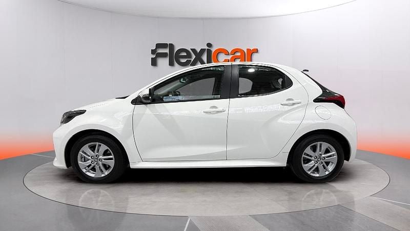 Usado Toyota Yaris Hybrid Style 116 CV (85 kW) 2022 Blanco Berlina