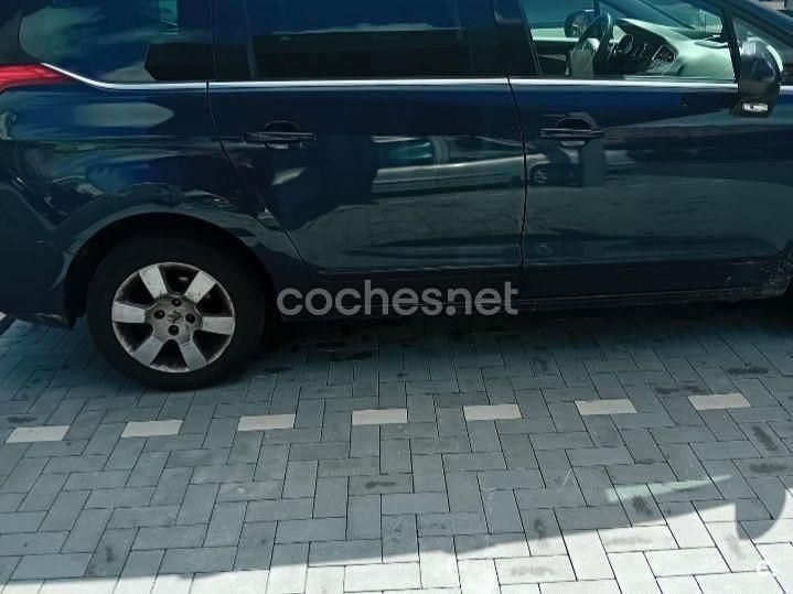 Usado Peugeot 5008 Active 115 CV (84 kW) 2013 Azul Monovolumen