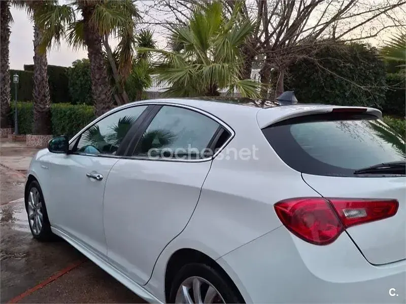 Usado Alfa Romeo Giulietta Distinctive 105 CV (77 kW) 2012 Blanco Utilitario