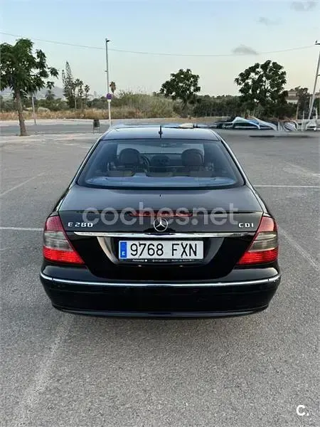 Usado Mercedes E280 Avantgarde 190 CV (139 kW) 2007 Negro Berlina