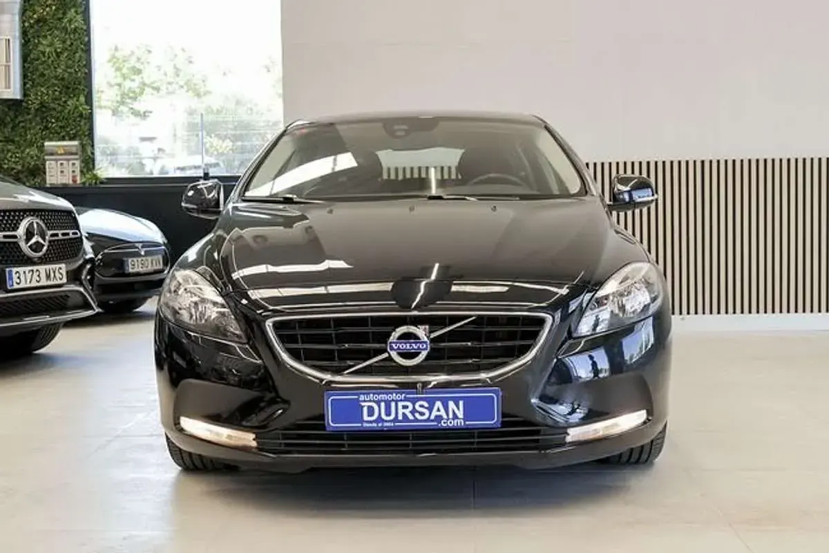 Usado Volvo V40 Momentum 180 CV (132 kW) 2014 Negro Utilitario