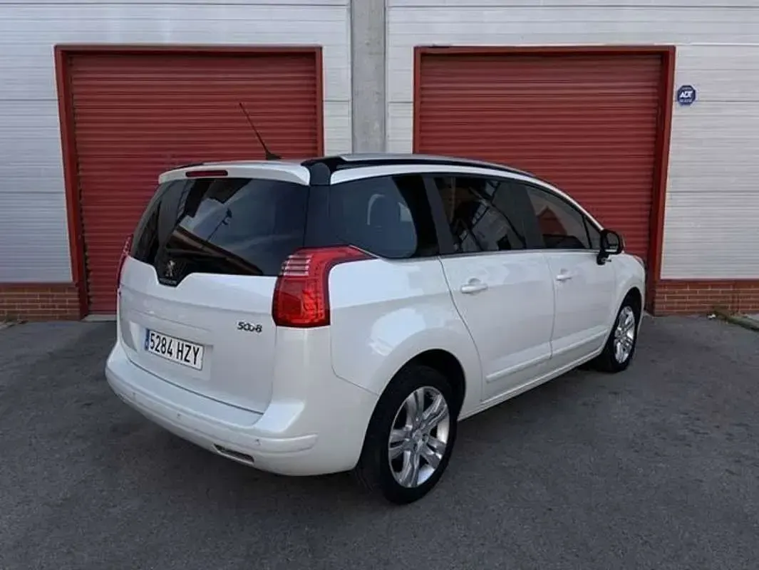 Usado Peugeot 5008 Style 120 CV (88 kW) 2014 Blanco Monovolumen