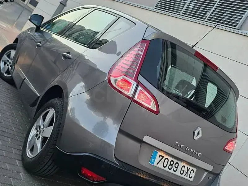Usado Renault Scénic III Dynamique 105 CV (77 kW) 2010 Gris / plata Monovolumen