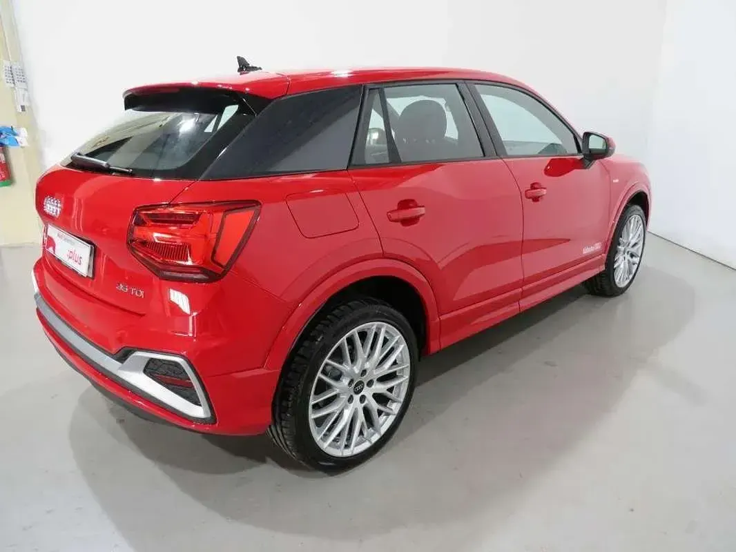 Usado Audi Q2 Black Edition 150 CV (110 kW) 2026 Rojo SUV