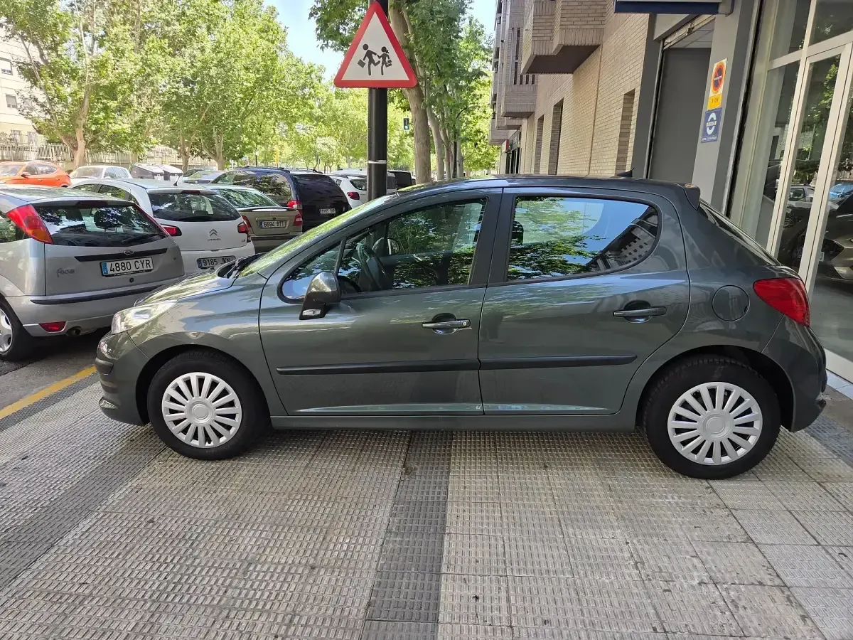 Usado Peugeot 207 75 CV (55 kW) 2007 Verde Utilitario