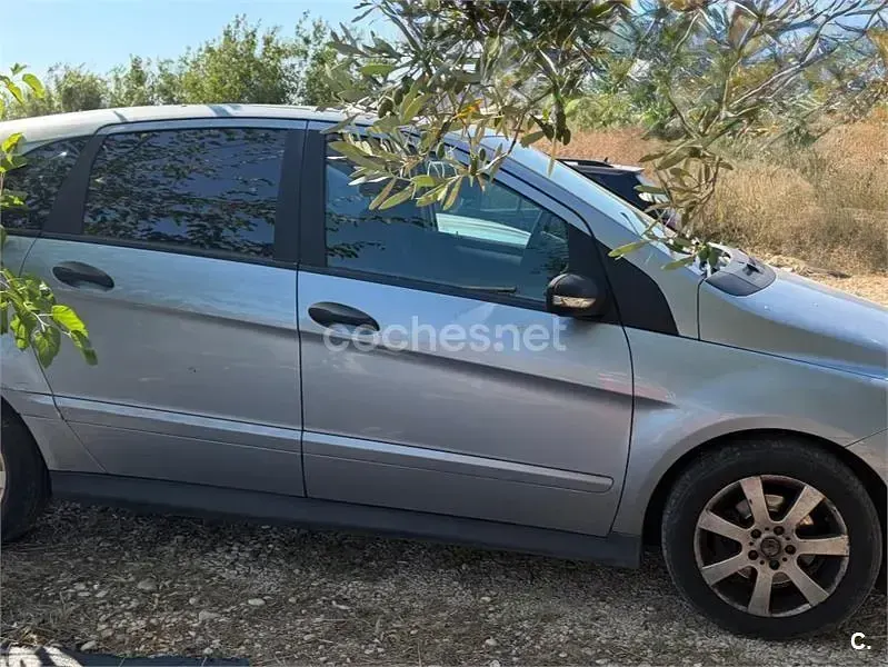Usado Mercedes B180 109 CV (80 kW) 2008 Gris / plata Monovolumen
